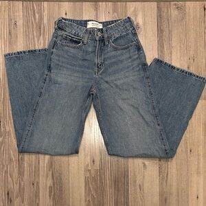 Hollister Low-Rise Baggy Jeans. Size 00